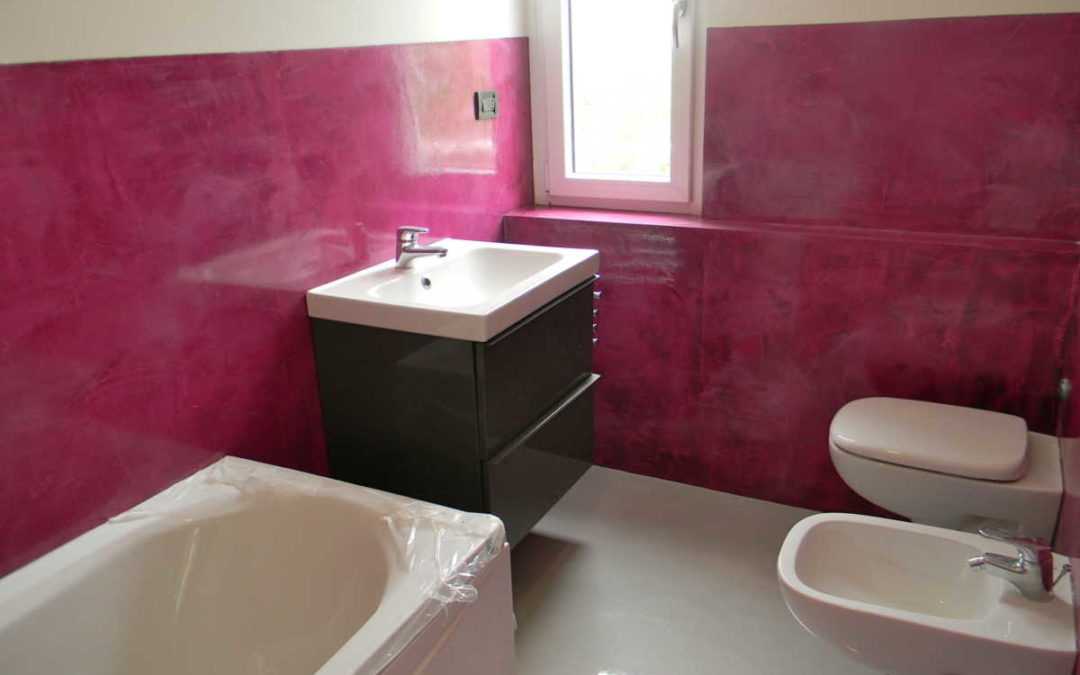 Bagni con pareti e pavimenti in resina epossidica